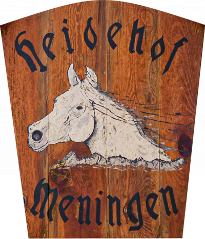 Foto: Das Hofschild aus Holz, darauf ein Pferdekopf und der Schriftzug Heidehof Meningen